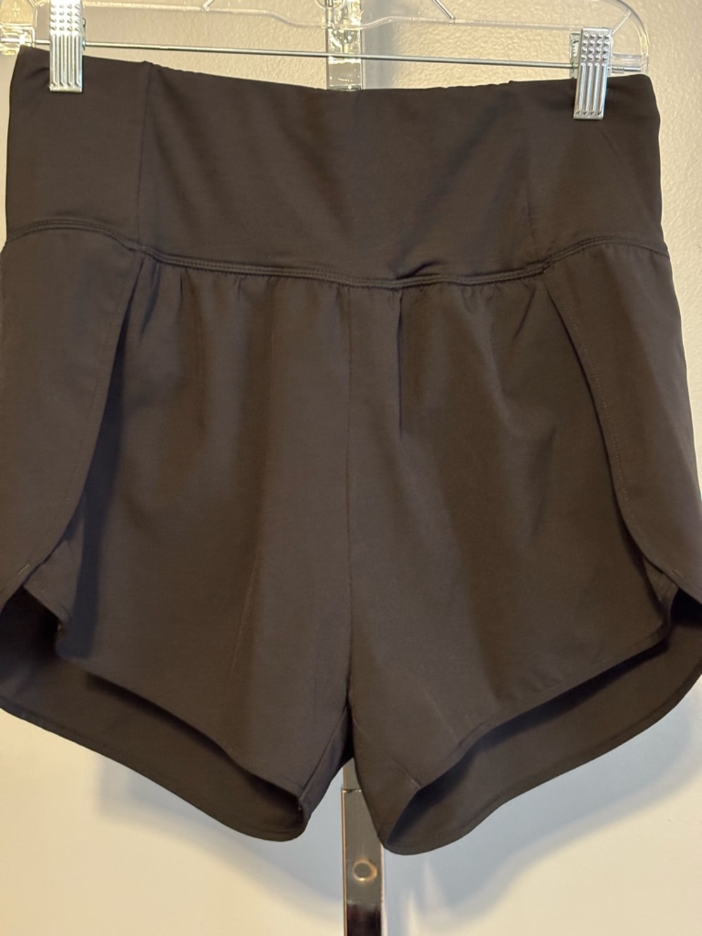 LOVE TREE Women’s black shorts zip pocket on back athletic flowy stretch Large